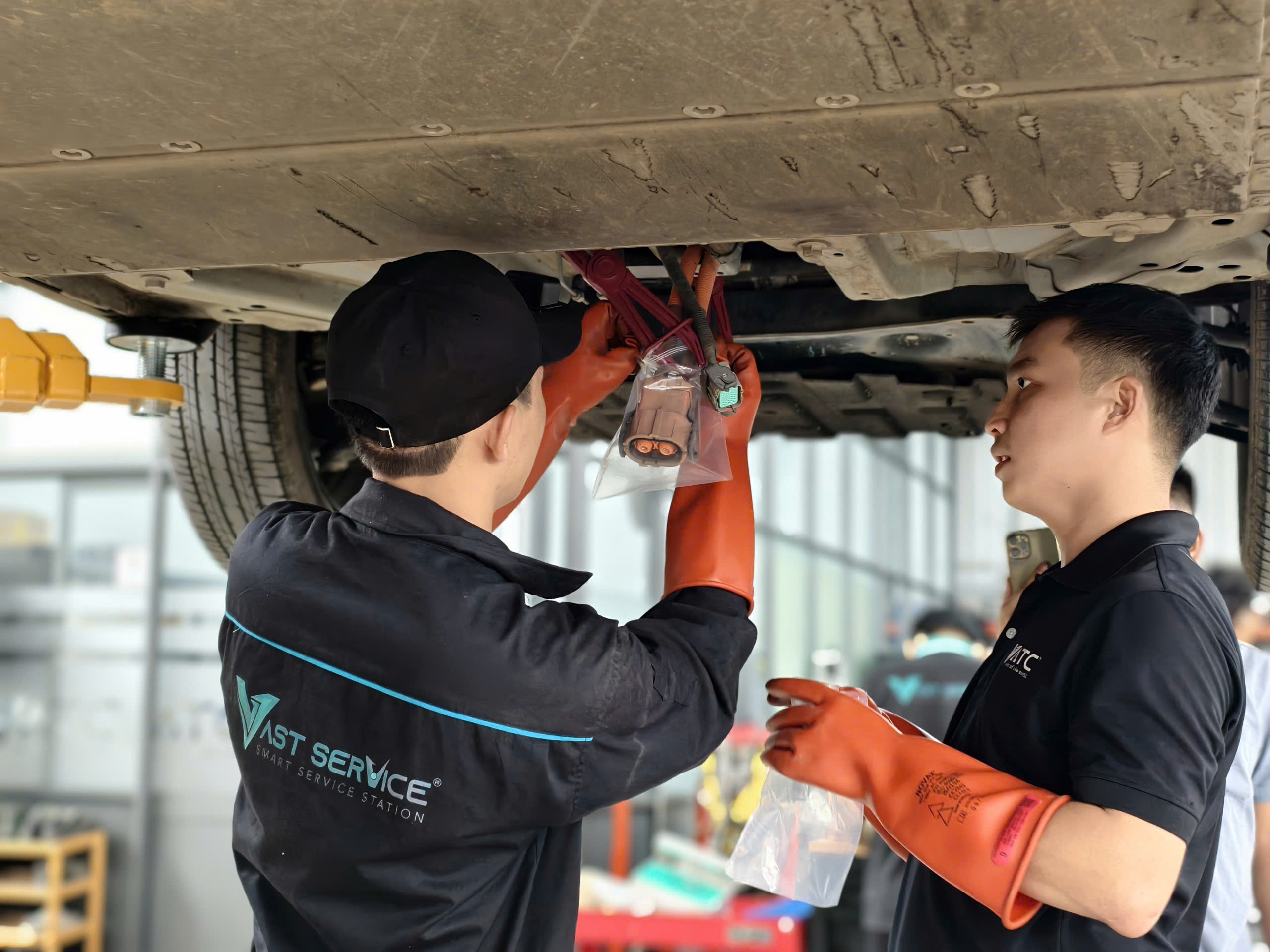 VATC (Trung tâm huấn luyện kỹ thuật ô tô Việt Nam) là đơn vị đào tạo tư nhân tiên phong về chẩn đoán, bảo dưỡng và sửa chữa xe điện, xe hybrid tại Việt Nam. KTV của VAST SERVICE phải hoàn thành đào tạo, thực hành trên xe điện thật và qua đánh giá năng lực trước khi được làm xe của khách.